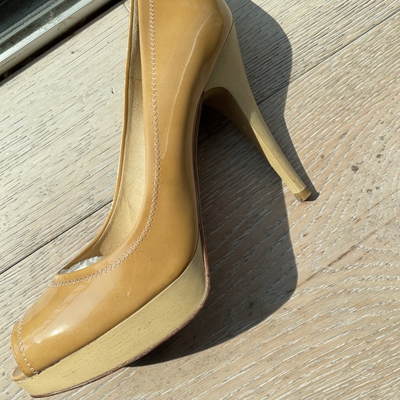 Stuart Weitzman nude peep toe pumps - Picture 4 of 5